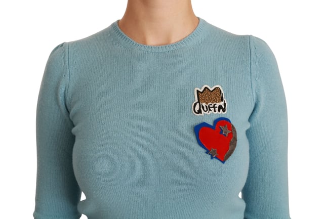Varumärke: DOLCE \u0026 GABBANA\n  Modell: Crew Neck Pullover Topp tröja\n  Material: 100% Ull\n  Färg: Blå\n  Motiv: Drottninghjärta\n  Broderad krona med pärlor\n  Logotypdetaljer\n  Tillverkad i Italien\n  Exklusivt och högklassigt hantverk\nMaterial: 100% ull