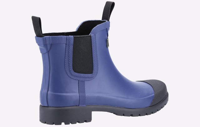Korte rubberen dames regenlaars van Cotswold Shoes, Blenheim heeft de klassieke Chelsea-look en is niet alleen voor de tuin! Dit model zou er geweldig uitzien onder je spijkerbroek in de stad, het is zeer flexibel met een sterk geprofileerde zool voor grip en duurzaamheid