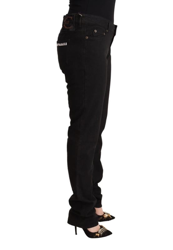 Hermoso, nuevo con etiquetas  
Corte slim fit  
Fabricado con 97% algodón y 3% elastano  
Pantalones de cintura media  
Cierre de cremallera y botón  
Detalles de logo  
Color negro  
Cómodo y elástico  
Versátil y estiloso  
Perfecto para hacer una declaración de moda  
Material: 97% Algodón 3% Elastano