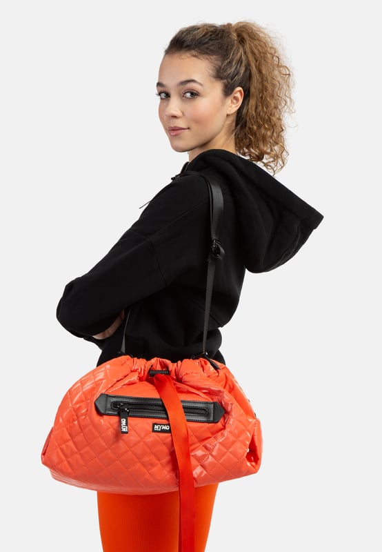 Met de myMo ATHLSR sporttas wordt naar de sportschool gaan iets relaxter. Het zachte, glanzende materiaal met fijne ruitstiksels getuigt van veel trendbewustzijn en biedt voldoende ruimte voor yogabroeken, shirts etc. De grote ritssluiting aan de voorzijde is ideaal voor snelle bediening, de zachte binnenvoering wordt veilig beschermd met een magneetsluiting en trekkoord. Een logoplaat en een rubberen hanger met logorits maken het casual ontwerp compleet. Met zijn perfecte formaat is deze tas een geweldige metgezel, zowel tijdens het sporten als op reis. Afmetingen: 45 cm x 27 cm x 20 cm (BxHxD)  Sporttas