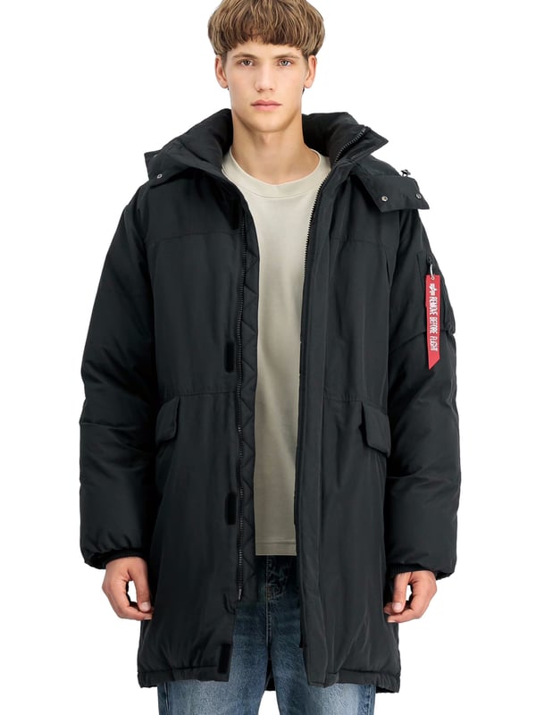 Dieser gefütterte Parka vereint Funktionalität und Stil in einem robusten Design. Die hochschließende Kapuze mit Tunnelzug bietet optimalen Schutz vor Wind und Wetter und lässt sich bei Bedarf abnehmen. Der durchgehende Reißverschluss wird von einer Sturmblende mit Klettverschluss geschützt, um Kälte zuverlässig fernzuhalten. Vier geräumige Außentaschen mit Klettverschluss und eine praktische Ärmeltasche mit Reißverschluss bieten ausreichend Stauraum für deine Essentials. Dezente Label-Prints, Stickereien und ein Flag-Tag am Ärmel verleihen dem Parka einen modernen Look. Perfekt für kühle Tage, wenn du draußen unterwegs bist und gleichzeitig gut aussehen willst.