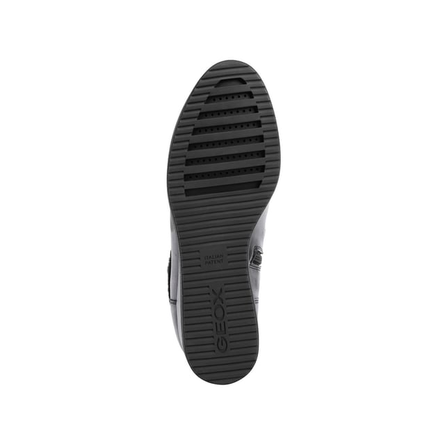 These shoes feature a thermal lining that can protect against even the harshest temperatures. GEOX technology at the service of comfort and practicality.