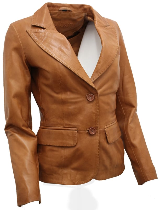 Erweitern Sie Ihren Stil mit unserem schicken und edlen Damen-Lederblazer, einem vielseitigen Stück, das Ihrem Outfit mühelos Flair verleiht und sowohl für legere als auch für elegante Anlässe geeignet ist. Dieser Blazer ist aus 100 % hochwertigem, ultraweichem Nappaleder gefertigt und bietet ein luxuriöses und bequemes Tragegefühl. Das zeichnet ihn aus:  
 Traditioneller Look mit einem Twist: Der Blazer verfügt über einen einreihigen Block mit zwei Knöpfen ein zeitloses und traditionelles Erscheinungsbild, während das abgerundete Revers einen stilvollen und modernen Touch verleiht. 
 Viel Stauraum: Zwei Pattentaschen an der Taille sorgen dafür Leicht zugänglicher Stauraum für das Nötigste, und eine offene Brusttasche unterstreicht nicht nur den klassischen Look, sondern dient auch als funktionelles Fach. 
 Premium-Farbvarianten: Erhältlich in drei Premium-Farbvarianten, können Sie diejenige wählen, die zu Ihrem Stil passt und Ihrer Garderobe Eleganz verleiht. 
 Hochwertige Verarbeitung: Hergestellt aus Dieser Blazer aus 100 % hochwertigem, ultraweichem Nappaleder vereint Stil und Komfort und sorgt dafür, dass Sie gut aussehen und sich gut fühlen. 
 Vielseitige Kleidung: Egal, ob Sie sich für einen besonderen Anlass schick kleiden oder Ihrem Alltagsoutfit einen Hauch von Eleganz verleihen, dieser Blazer ist eine vielseitige und modische Wahl.  Der Damen-Lederblazer ist ein Ein Muss für alle, die hochwertige Handwerkskunst und zeitlosen Stil in ihrer Kleidung schätzen.