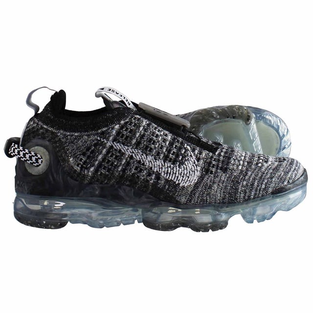 Nike Air VaporMax 2020 FK FEMNETRADORES FURAS FURANAS, una elección de calzado de vanguardia y elegante que combina tecnología innovadora con un diseño moderno. Estos entrenadores están diseñados para proporcionar una comodidad excepcional, sostenibilidad y una estética futurista. Vamos a profundizar en las características clave que hacen que el Nike Air VaporMax 2020 FK sea una opción destacada:

Diseño sostenible: el Vapormax 2020 FK es parte de la iniciativa Move to Zero de Nike, cuyo objetivo es reducir la huella ambiental de la marca. Estos entrenadores cuentan con materiales sostenibles, incluido el poliéster reciclado, para contribuir a un enfoque más consciente de la moda.

Estética futurista: el Vapormax 2020 FK cuenta con un diseño futurista y visualmente llamativo. La parte superior translúcida, combinada con la amortiguación de aire expuesto, crea un aspecto único y llamativo.

Flyknit Upper: los entrenadores utilizan tecnología FlyKnit en la parte superior, que es conocida por sus cualidades ligeras y transpirables. Este material se ajusta a la forma de su pie, proporcionando un ajuste cómodo y cómodo.

Cierre de encaje seguro: el cierre de cordones permite un ajuste seguro y personalizable, asegurando que sus pies permanezcan ajustados y apoyados durante varias actividades.

Amortiguación de aire visible: la tecnología Vapormax en la unidad única proporciona amortiguación y capacidad de respuesta excepcional. Estos entrenadores cuentan con vainas de aire visibles que ofrecen una comodidad superior con cada paso, reduciendo el impacto en sus pies y juntas.

Detalles sostenibles: el Vapormax 2020 FK incorpora detalles sostenibles como la etiqueta de lengua "Mover to Zero", que contribuye al compromiso de Nike con la responsabilidad ambiental.

Comodidad liviana: la tecnología de amortiguación de la parte superior y del aire Flyknit hace que estos entrenadores sean increíblemente livianos, lo que permite una experiencia de uso sin esfuerzo y cómoda.