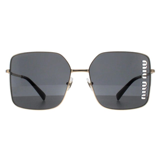 Bei der Miu Miu Square Womens Pale Gold Dark Grey MU51YS Sonnenbrille trifft Vintage-inspiriertes Design auf modernen Luxus. Diese atemberaubende Sonnenbrille verfügt über einen unverwechselbaren quadratischen Rahmen, der aus hochwertigem Acetat für einen komfortablen und dauerhaften Tragekomfort gefertigt ist. Die Gläser bieten nicht nur einen erstklassigen UV-Schutz, sondern verleihen Ihrem Look auch einen Hauch von Retro-Chic. Die MU51YS Sonnenbrille ist mit dem charakteristischen Miu Miu Logo an den Bügeln verziert und strahlt Eleganz und Raffinesse aus. Ideal für alle, die eine Mischung aus klassischem und modernem Stil schätzen, ist diese Sonnenbrille das perfekte Accessoire, um jedes Ensemble aufzuwerten.