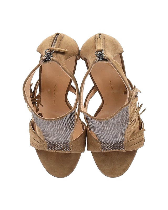 VINTAGE, RRP AS NEW
Made from beige suede, these Giuseppe Zanotti Alabama fringe sandals are perfect for the modern woman this summer. Pair with your favourite denim shorts, or team with a crisp white shirt and chinos to add that Italian touch to any outfit
Giuseppe Zanotti Alabama Fringed Sandals in Beige Suede
Sign of wear: Light wear on soles and insoles
Condition: Very good
Color: Beige
Material: Suede
Size: EU40
SKU: 290066