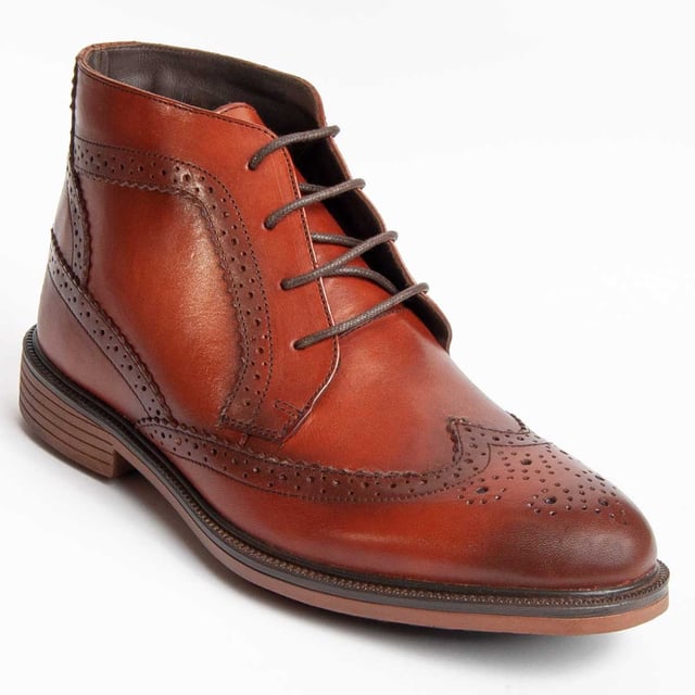 Garantía Purapiel, 10 años de garantía. Bota para hombre. Fabricado en cuero 100% natural libre de Cromo VI. Materiales de máxima calidad. Suela de goma antideslizante. Plantilla acolchada. Fabricado por otras marca para nuestra marca. Medidas aproximadas: 12 cm alto de caña y 10 cm ancho de caña.