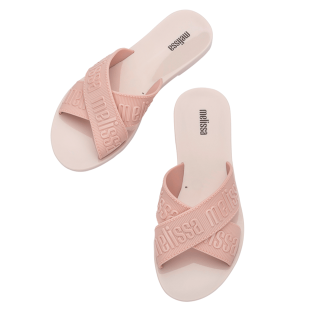 Join the multistrap trend with the Melissa M Lover Slide, the ticket to becoming a footwear icon! Lightweight and available in a variety of delightful colors, the sandal is inspired by the current fashion scene and features the unmistakable Melissa charm. Grab the perfect pair, pronto!