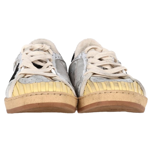 VINTAGE, RRP WIE NEU  
Erhebe deinen Street Style mit den Golden Goose Ball Star Special Edition Sneakers aus silberner Leder.  
Entfessle deinen inneren Trendsetter mit den Golden Goose Ball Star Special Edition Sneakers aus atemberaubendem silbernen Leder. Ein Statement-Stück für deine Garderobe, diese Sneakers kombinieren hochwertige Handwerkskunst mit einem futuristischen Touch. Der metallische Glanz verleiht einen auffälligen Charme, während die abgenutzten Details dem charakteristischen, getragenen Look von Golden Goose treu bleiben und mühelosen Coolness verleihen. Entwickelt für die moderne Fashionista, vereinen diese Schuhe Luxus und Komfort nahtlos und bieten gepolsterte Sohlen für den ganzen Tag.  
  
Golden Goose Ball Star Special Edition Sneakers aus silbernem Leder  
Zustand: Sehr gut  
Abnutzungserscheinungen: Enthalten Box., Keine Markierung an der Innensohle., Leicht gebraucht. Sehr leichte Markierung an den Sohlen.  
Verpackung: Box  
Farbe: Silber  
Material: Außen: Schafsleder 76%, Polyester 19%, Leder 5%  
Futter: Baumwolle 49%, Leder 31%, Polyester 16%, Polyurethan 4%  
Größe: EU37/IT37/US7/UK4  
Maße: Absatzhöhe: 30; Innensohlenlänge: 280  
SKU: NAPPUGBSH429084W