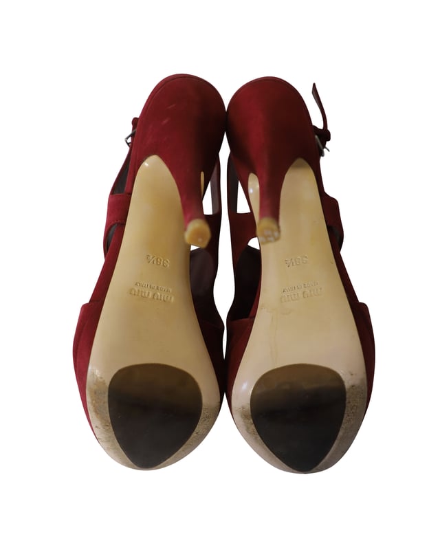 VINTAGE, RRP WIE NEU  
Diese Wildleder-Slingback-Sandalen von Miu Miu sind ein fester Bestandteil der Kollektion der Marke. Mit einem Stiletto-Absatz und Plattform werden sie in Italien nach höchsten Standards gefertigt. Tragen Sie sie zu etwas Einfachem und Eleganten wie einem einfarbigen Shift-Dress oder einer weißen Shorts.

Miu Miu Pumps mit offener Zehenpartie aus burgunderrotem Wildleder  
Zustand: gut  
Material: Wildleder  
Größe: 38,5  
Gebrauchsspuren: Abnutzung an den Sohlen  
SKU: 251159
