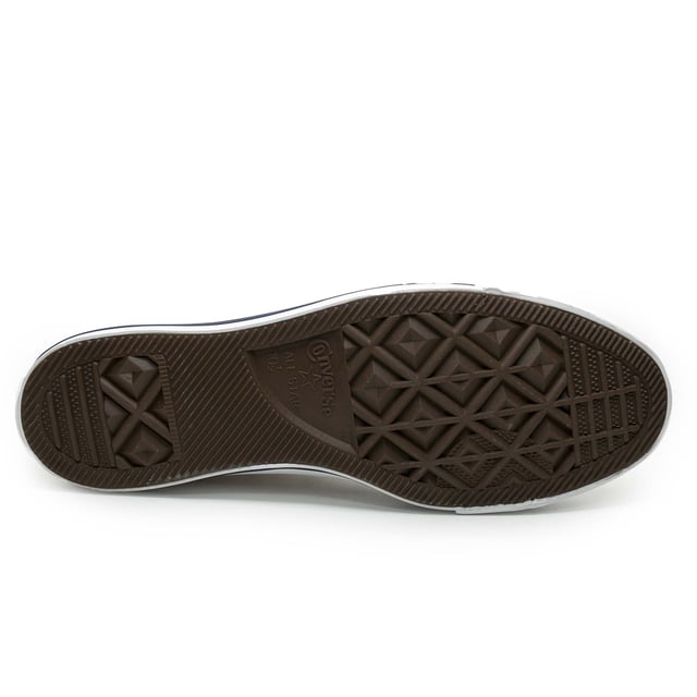 Specificaties: De meest iconische sneaker ter wereld, bekend om zijn onmiskenbare silhouet Bovenwerk: Canvas Vetersluiting: Platte veter Zooltype: Platte zool met logo