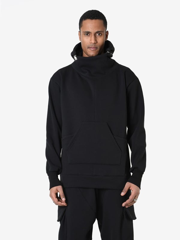 Nuestra sudadera de color sólido es la solución perfecta para aquellos que valoran la simplicidad y la elegancia en su vestimenta diaria, y su diseño minimalista hace que sea fácil combinarla con cualquier estilo.

El práctico capucha con cierre proporciona protección adicional contra el viento y la lluvia, al mismo tiempo que añade un carácter deportivo, lo que hace que esta sudadera sea una excelente elección para cualquier clima.

Los bolsillos dobles en el frente no solo añaden estilo, sino que también ofrecen mucho espacio para guardar pequeños objetos, como el teléfono, las llaves o la cartera, lo que hace que esta sudadera sea extremadamente funcional.

Los puños ajustables en las muñecas aseguran un ajuste perfecto y comodidad al llevarla, previniendo la entrada de aire frío, lo que hace que la sudadera sea ideal para días más fríos.

Fabricada en Italia - garantía de la más alta calidad de fabricación y atención al detalle, lo que hace que nuestra sudadera sea sinónimo de lujo y durabilidad, apreciado por todo amante de la moda.