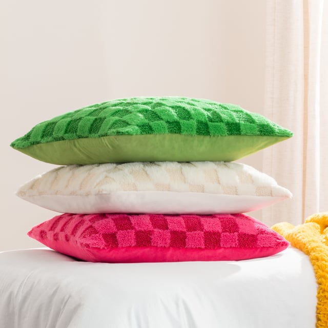 Give your area a bold boost, from dreamy cream for a neutral effect to stunning hues that bring the drama! Check out this fantastic cushion, which comes in a variety of brilliant hues and has a great 3D-type design. This cushion, made of incredibly soft boucle fleece, adds instant charm to your living space.