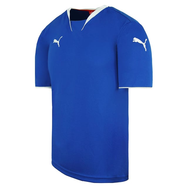 La camiseta de fútbol Puma V-Kon azul/blanca para hombre es una camiseta deportiva de alta calidad diseñada para ofrecer estilo y rendimiento en el campo de fútbol. Puma es una marca muy conocida en el mundo del fútbol, y esta camiseta es un testimonio de su compromiso con la ropa deportiva de calidad.

Características principales:

 Combinación de colores azul y blanco:  Esta camiseta de fútbol presenta una combinación de colores azul y blanco, creando un aspecto clásico y atractivo que destaca en el campo.

 Construcción duradera:  Fabricada con materiales de primera calidad, esta camiseta está diseñada para soportar los rigores del juego del fútbol. Es duradera, resistente a los desgarros y diseñada para durar durante intensos partidos y sesiones de entrenamiento.

 Tejido que absorbe la humedad:  La tecnología de Puma que absorbe la humedad está incorporada en el tejido, ayudando a mantenerte seco al expulsar el sudor de tu cuerpo. Esto garantiza que te mantengas cómodo y concentrado durante el partido.

 Cuello en V:  El cuello en V añade un toque de estilo a la camiseta a la vez que proporciona un ajuste cómodo que no se siente restrictivo.

 Logotipo Puma:  El icónico logotipo de Puma suele aparecer en la camiseta, simbolizando la calidad y el rendimiento asociados a la ropa deportiva Puma.

 Mangas cortas:  Con mangas cortas, esta camiseta de fútbol es perfecta para los partidos en climas más cálidos o para llevar debajo de otra equipación durante las estaciones más frías.

 Tejido transpirable:  La camiseta está diseñada pensando en la transpirabilidad, proporcionando un buen flujo de aire para ayudar a regular tu temperatura corporal durante la actividad física intensa.

 Equipación de equipo:  A menudo, las camisetas de fútbol como la Puma V-Kon están disponibles como parte de un kit de equipo, lo que permite a los jugadores llevar uniformes coordinados durante los partidos.