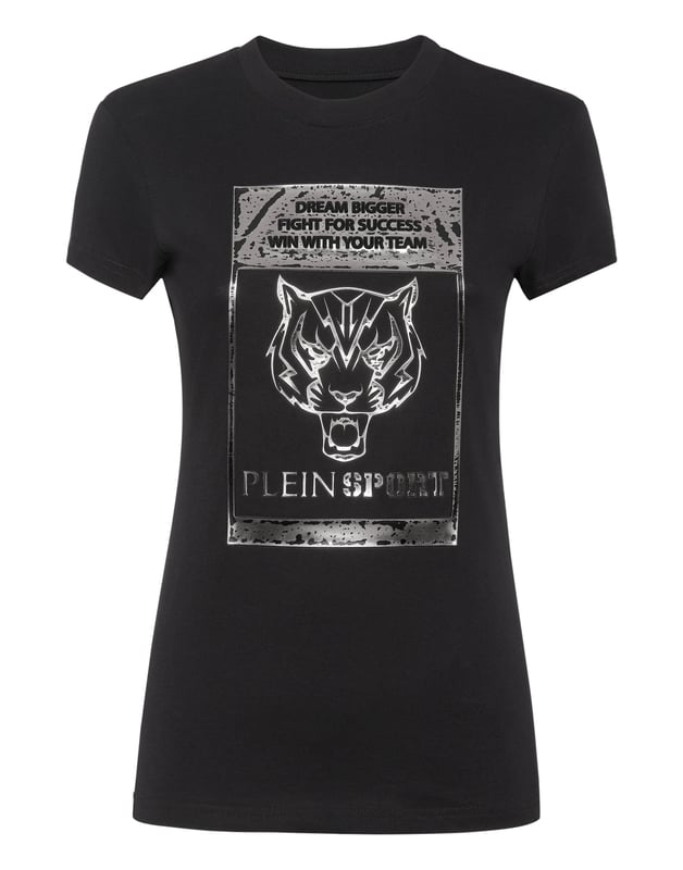 Plein Sport te da la oportunidad de destacarte mientras entrenas duro. Echa un vistazo a esta nueva camiseta con el icónico logotipo de la marca   Máxima comodidad gracias a la flexibilidad natural del jersey de algodón     Diseños impresos en papel de aluminio    Una nueva etiqueta impresa en la parte derecha   Escote de punto elástico   Dobladillos con pespunte doble