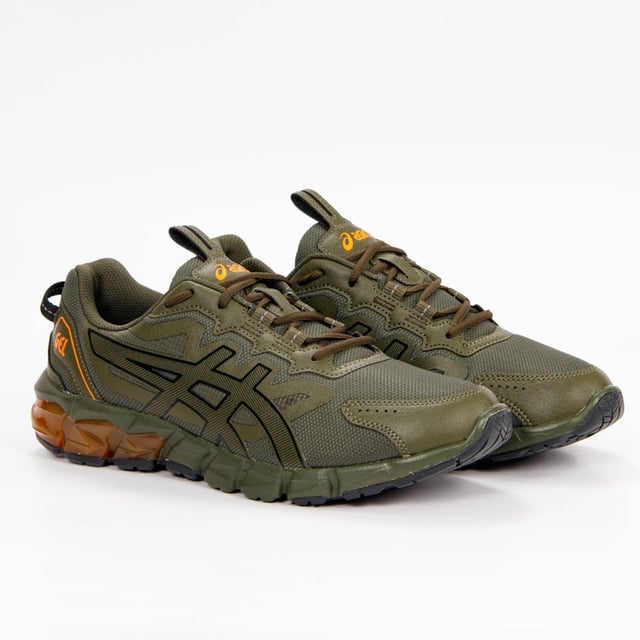 Zapatillas deportivas Asics Gel-Quantum 90 para hombre: una fusión de estilo y rendimiento diseñada para satisfacer tus necesidades atléticas diarias. Estas zapatillas están meticulosamente diseñadas para ofrecer una comodidad y una sujeción excepcionales, lo que las convierte en la mejor opción para los hombres que buscan un calzado versátil y con estilo para diversas actividades. Estas son las características clave que hacen de las Asics Gel-Quantum 90 una elección destacada:

 1. Tecnología de amortiguación GEL:  Las Gel-Quantum 90 incorporan la tecnología de amortiguación GEL característica de Asics en el retropié, que proporciona una amortiguación superior durante el impacto y favorece una transición más suave a lo largo de toda la zancada.

 2. Construcción ligera:  Estas zapatillas cuentan con un diseño ligero que garantiza la comodidad durante un uso prolongado, lo que las hace adecuadas para una amplia gama de actividades, desde hacer recados hasta entrenamientos ligeros.

 3. Parte superior transpirable:  La parte superior de la zapatilla está fabricada con materiales transpirables que permiten una ventilación adecuada, manteniendo los pies frescos y cómodos durante todo el día.

 4. Plantilla OrthoLite:  La plantilla OrthoLite mejora la amortiguación y la gestión de la humedad, manteniendo un entorno seco y cómodo para tus pies.

 5. Uso versátil: El Gel-Quantum 90 es adecuado para diversas actividades, incluyendo ropa casual, entrenamiento ligero, o simplemente como calzado diario cómodo.

 6. Suela duradera:  La suela exterior está diseñada para ofrecer durabilidad y tracción, garantizando un agarre fiable en una gran variedad de superficies.

 7. Diseño elegante:  Asics combina una estética deportiva con elementos de diseño moderno, lo que hace que estas zapatillas no solo sean funcionales, sino también visualmente atractivas.

 8. Comodidad diaria:  Las Gel-Quantum 90 se han fabricado pensando en la comodidad diaria, lo que garantiza que puedas llevarlas durante toda tu rutina diaria con facilidad.