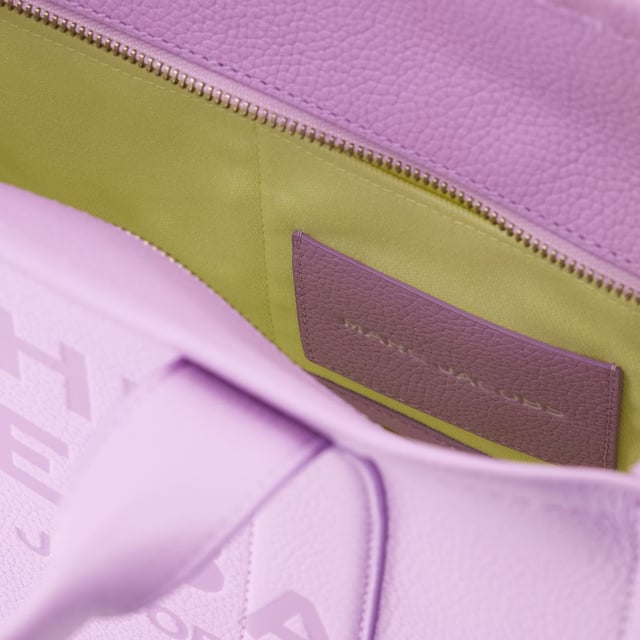 Twee handgrepen en een afneembare verstelbare schouderriem. Dubbele draagriem - twee handgrepen en een afneembare verstelbare schouderriem. Materiaal: generfd kalfsleer. Voering: katoen. Kleuren: PURPLE - WISTERIA. Generfd kalfsleer. Sluiting: klep met magnetische sluiting. Interieur: één zak met rits. Width: 15. Height: 27. Length: 33.5.