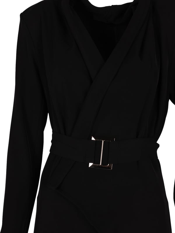 Ein Blazer mit asymmetrischem Schnitt ist die perfekte Wahl für Personen, die einen modernen und stilvollen Look schätzen, der sich von klassischen Designs abhebt und jeder Garderobe eine Prise Avantgarde hinzufügt.

Mit zwei eingesetzten Taschen, die nicht nur Eleganz verleihen, sondern auch äußerst praktisch sind, ermöglichen sie das Verstauen kleiner Gegenstände, ohne die Linien der Silhouette zu stören.

Mit Schulterpolstern, die die Schultern subtil betonen und der Figur ein definiertes und professionelles Aussehen verleihen, ideal für wichtige Meetings und formelle Anlässe.

Mit einem zusätzlichen Gürtel mit Metallschnalle, der nicht nur Stil hinzufügt, sondern auch eine perfekte Anpassung des Blazers an die Körperkontur ermöglicht, wobei die Taille betont wird und dem Ganzen ein elegantes Finish verliehen wird.

Aus hochwertigem Stoff gefertigt, der Haltbarkeit und Tragekomfort gewährleistet, während er gleichzeitig luxuriös und elegant aussieht, was den Blazer zu einer langfristigen Investition macht.