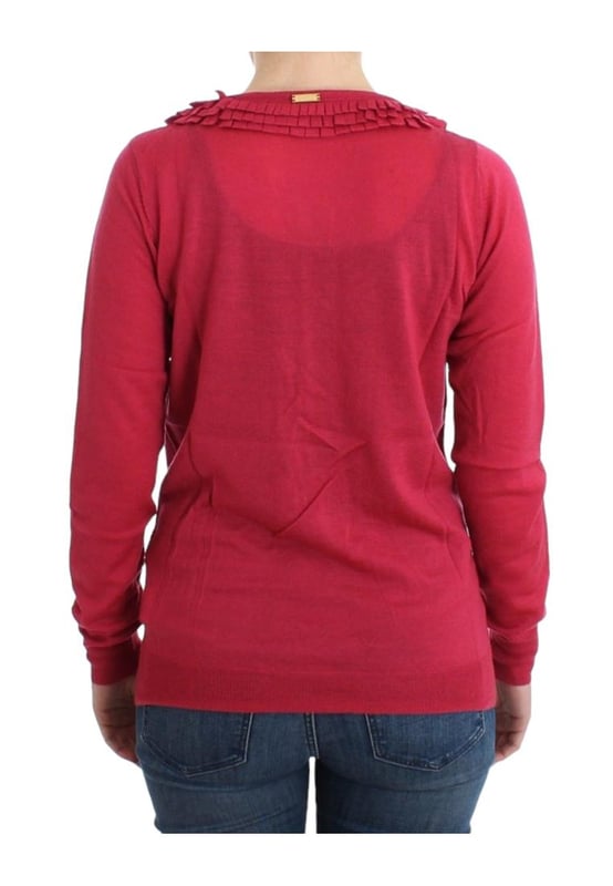 Material 100% lana.
  Color rosado.
  Estilo cardigan.
  Detalles de volantes.
  Acentos de logotipo.
  Cierre frontal con botones.
  Etiquetas originales y bolsa de la tienda incluidas.