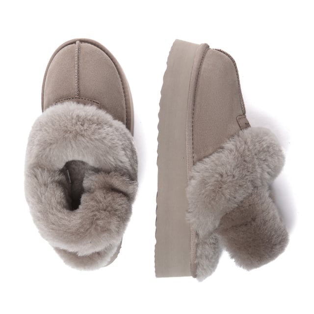 Stay on-trend this winter with these must-have Fantail slipper! Featuring a platform sole with a discreet elastic band for optimal comfort and fit, they also include an extra fluffy buckle strap, offering versatile styling options. Chic and cozy, they're perfect for keeping your feet snug.

Product No. EAU2018

Description:
- Cow Suede Upper
Sheepskin Wool Lining
EVA Sole