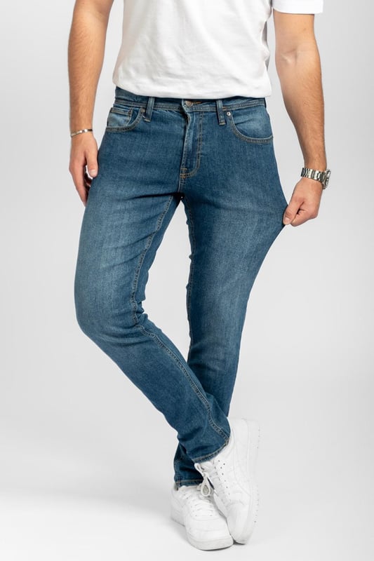 Schmale Jeans von TeeShoppen
Jeans von TeeShoppen, die schick, bequem und stilvoll sind. Jeans sind das ganze Jahr über perfekt und eine offensichtliche Wahl für jedes Outfit. Eine gute und bequeme Jeans kann jeden Look vervollständigen. Die Jeans sind hier in der Farbe Blau abgebildet. Sie brauchen ein Oberteil, das zu Jeans passt? Siehe hier.

Welche Größe haben die Jeans?
Jeans können in 31 verschiedenen Größen ausgewählt werden. Siehe und wählen Sie die Größe unter "Größe". Die Größen sind für Männer angepasst.

Über TeeShoppen
Preis und Qualität müssen nicht immer dasselbe sein, und das wollen wir mit unseren Produkten von TeeShoppen unterstreichen. Unser Sortiment besteht aus verschiedenen coolen Basisartikeln, die in jeden Kleiderschrank passen. Und es ist nicht langweilig, nur weil es Basic ist. Unsere Kleidungsstücke sind so konzipiert, dass sie für eine Vielzahl von Anlässen geeignet sind und gleichzeitig aus hochwertigen Materialien hergestellt werden, die einen hohen Tragekomfort gewährleisten. Suchen Sie einen Ort, an dem Sie zeitlose Kleidung für Männer und Frauen finden? Bei TeeShoppen zahlen Sie nicht für teure Marken und Kosten - nur für Qualität und Service. Wir erweitern ständig unser Sortiment, so dass Sie bei uns immer die neueste Mode kaufen können.