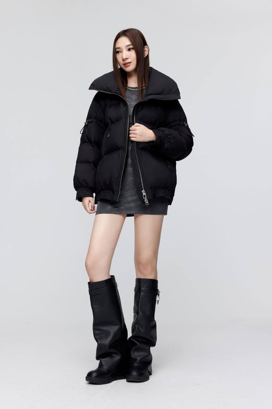 High-quality 680+ duck down with 90% filling ensures optimal warmth, flawless distribution prevents leakage, versatile multicolour range, refined craftsmanship for 47 years, stylish stitching, and reflective labels for enhanced safety and modern style.