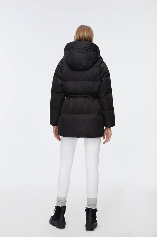 Stay warm in the harshest conditions with the Classic Extreme Goose Down Jacket, designed to withstand temperatures as low as -20 degrees with high-quality insulation suitable for everyone.

LUXURIOUS 700+ FILL GOOSE DOWN:;Ultra-light insulation of exceptional quality.

REVOLUTIONARY DOWN LOCKING TECHNIQUE: Crafted with fine nylon yarn, with smooth calendering finish.

HIGH-TECH FABRIC: Windproof, waterproof and breathable.