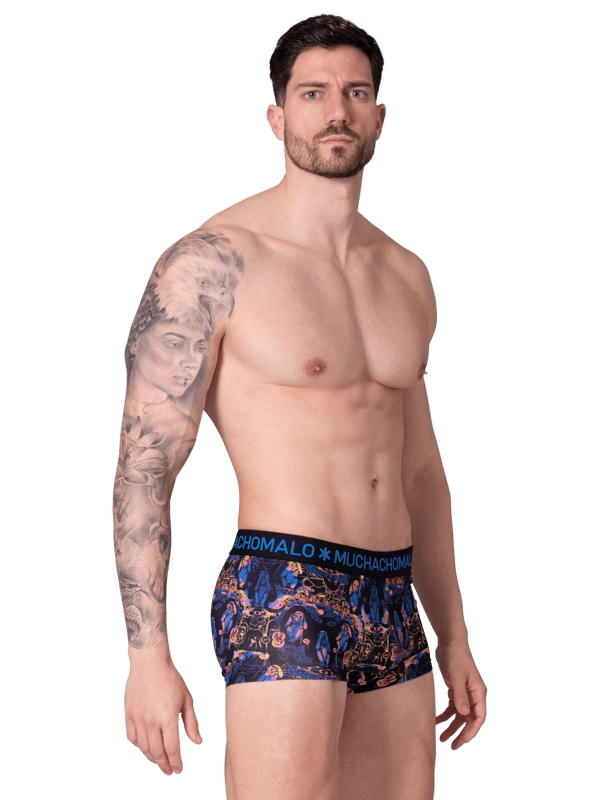 Die Boxershorts/Unterhosen von Muchachomalo sitzen wie angegossen und sind aus hochwertiger Baumwolle gefertigt. Ein weicher, elastischer Bund mit Logo aus Mikrofaserstoff sorgt für zusätzlichen Komfort.  Spezifikationen • 2 Stück • Normale Passform • Flache Nähte für zusätzlichen Komfort • Weicher Bund mit Muchachomalo-Logo  Wartung • Bei 30 Grad waschen • Nicht im Trockner trocknen • Bei mittlerer Hitze bügeln (2 Punkte)  Warum Muchachomalo? Muchachomalo arbeitet nur mit Fabriken zusammen, die BSCI- und OEKO-TEX-zertifiziert sind. Ziel dieser Fabriken ist es, die Arbeitsbedingungen kontinuierlich zu verbessern. Sie kämpfen für das Recht, eine Gewerkschaft zu gründen, für sichere Arbeitsbedingungen und sind gegen Zwangs- und Kinderarbeit. Sie ermöglichen es Verbrauchern und Unternehmen außerdem, verantwortungsvolle Entscheidungen zu treffen, die unseren Planeten für zukünftige Generationen schützen.