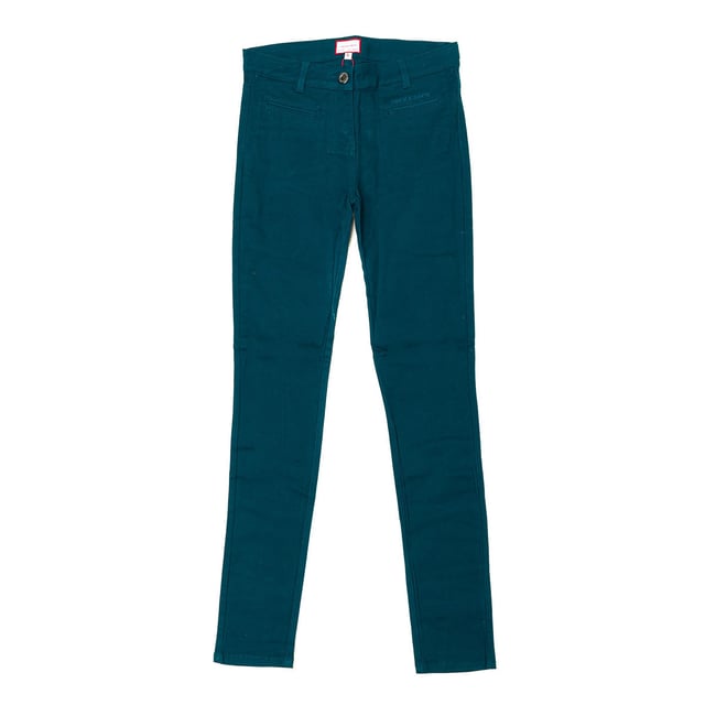 Long pants.
 Waistband with belt loops.
 Brand name embroidered under the waistband.
 Adjustable waistband with internal elastic.
 Button and zipper closure.
 Open pockets on the front.
 Open pocket on the back.
 Embroidered details on the back pockets.
 Composition: 100% cotton
 Care:
- Wash at max. 30ºC.
 - Do not use bleach.
 - Iron at low temperature.
 - Supports dry cleaning.
 - Do not use dryer.