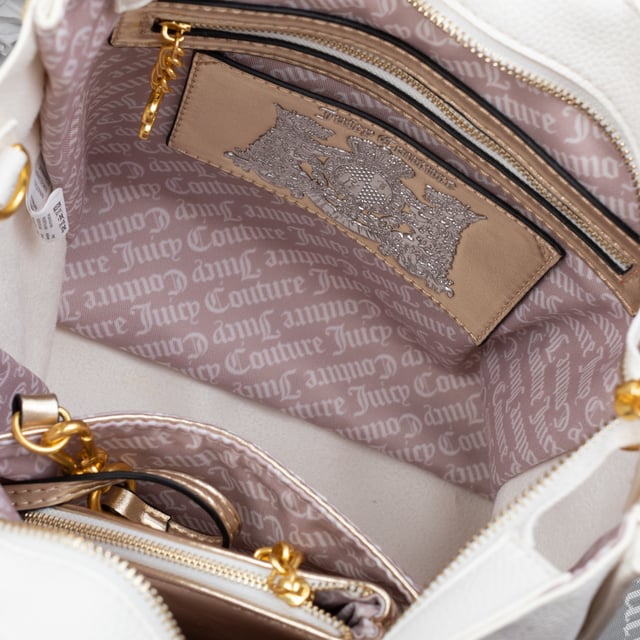 Bolso de piel ecológica Juicy Couture - Una mezcla de glamour y funcionalidad

Confeccionado en ecopiel, este impresionante bolso Juicy Couture presenta un logotipo en relieve en la parte delantera y detalles metálicos dorados que añaden un toque de glamour. Equipado con dos asas y una correa para el hombro extraíble, también incluye un cierre de cremallera para mayor seguridad de tus objetos personales.

Dimensiones: 29 x 10 x 30 cm