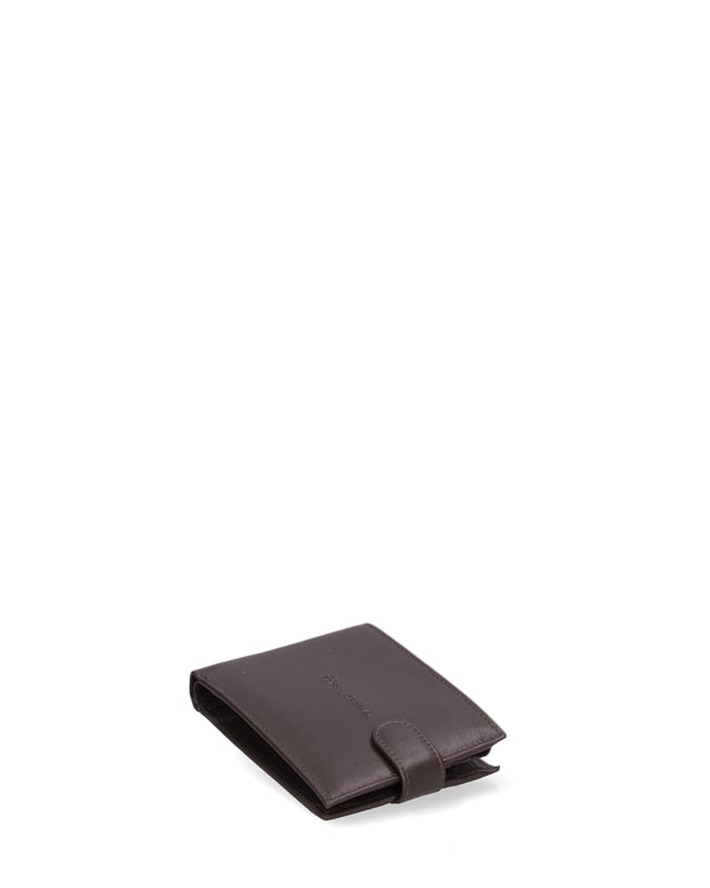 Cartera de hombre. El cierre es con botón de presión. Los bolsillos internos son tarjeteros. Los bolsillos externos están ausentes. Falta la correa para el hombro. Falta el mango. Hay un compartimento interno. El material exterior es 100% Piel Auténtica. Internamente no está forrado. Medidas: 12x9,5x2 cm. Producto de moda
