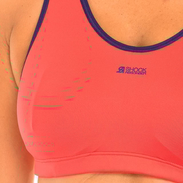 Sujetador deportivo.
Color Coral-rosa
Concebido para mujeres practicantes de todo tipo de deporte.
 Sujetador de diseño moderno con banda elástica bajo el pecho.
Sistema único de Niveles de sujeción.
 Firma de la marca estampado en el frontal superior.
Costuras vistas a tono.

Composición:
50% Poliamida - 44% Poliester - 6% Elastano

Cuidados:
Lavar máximo 40º
No planchar
No usar lejía
No centrifugar