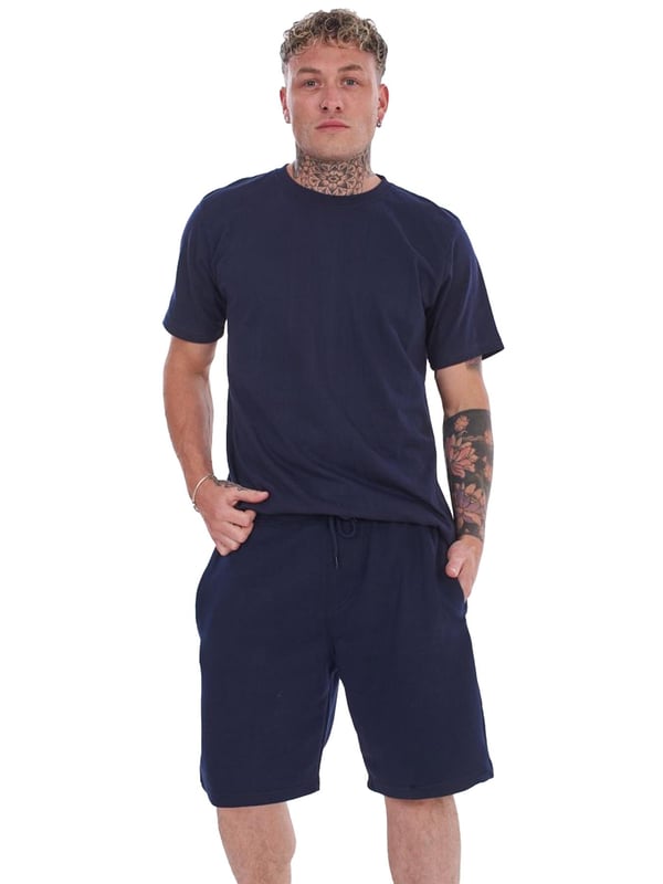 Wir stellen Ihnen das Kruze Herren-Trainingsanzug-Set vor: eine stilvolle und bequeme Ergänzung Ihrer Garderobe. Das normal geschnittene T-Shirt mit Rundhalsausschnitt verfügt über einen Rundhalsausschnitt und kurze Ärmel, ergänzt durch ein weiches Futter für zusätzlichen Komfort. Die dazugehörigen Shorts haben eine reguläre Passform mit elastischem Bund und verstellbarem Kordelzug und sorgen so für eine perfekte Passform. Werten Sie Ihre Activewear-Kollektion mit diesem unverzichtbaren Set auf! 52 % Baumwolle, 48 % Polyester. Erhältlich in Schwarz, Grau und Marineblau.
