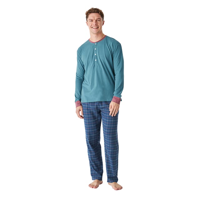 Eleva tu confort nocturno con nuestra pijama de algodón para caballero, diseñada para brindarte una experiencia de descanso inigualable.

La camiseta cuenta con mangas largas que ofrecen calidez y comodidad, ideales para las noches frescas.

El pantalón incluye prácticos bolsillos laterales, perfectos para llevar pequeños objetos, y una cintura elástica regulable con cordón que asegura un ajuste personalizado y cómodo.

Confeccionada en suave algodón, esta pijama combina funcionalidad y estilo, convirtiéndola en la opción perfecta para tus momentos de relax en casa. 

Disfruta de una noche de descanso reparador y despierta renovado cada mañana. ¡Haz de tu rutina nocturna un verdadero placer!
 Composición: Camiseta: 100% Algodón, Pantalón: 100% Algodón
 Cuidados:
- Lavar en máquina máx 30ºC.
- Centrifugado corto.
- No usar secadora.
- Planchar máx 110ºC.