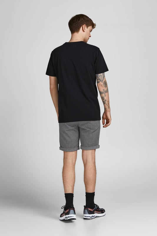 Klassieke chino shorts met riemlussen, paspelzakken op de achterkant en steekzakken in een tijdloze look.