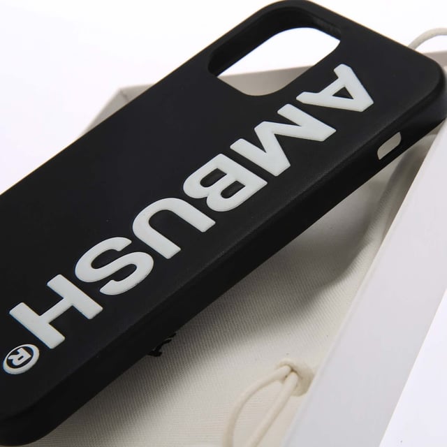 Ambush iPhone 12 - 12 Pro Cover in black - white.- Bold Ambush branding.- Two-tone design.- Matte finish.- iPhone 12 - 12 Pro Compatible.- Presented in branded gift box.- 40% Polyurethane  40% Polycarbonate  20% Microfibre.- Ref: BMPA0120011003