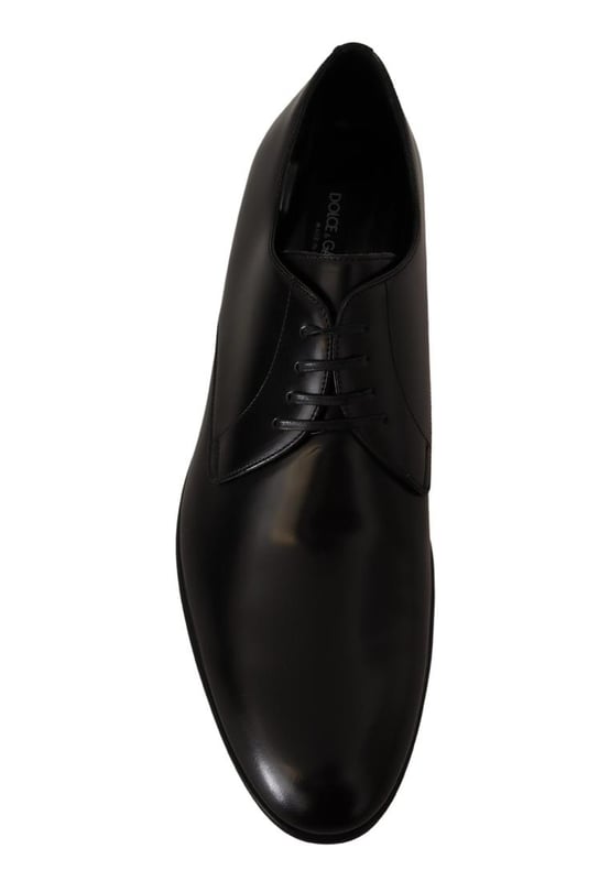 A estrenar con etiquetas.
  100% autentico Dolce & Gabbana.
  Modelo: Zapatos formales Derby.
  Color: Negro.
  Material: 100% cuero.
  Suela de cuero.
  Detalles del logotipo.
  Fabricado en Italia.