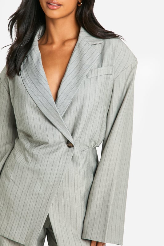 Keep toasty this season with our collection of petite coats and jackets. From petite trench coats to petite teddy coats, our coats for petite women are specifically designed to fit all you girls sitting pretty at 5'3'' and under. Step out in a petite blazer or pass the vibe check in a petite puffer jacket. Whatever your style, we've got you, girl. This one would look dreamy with a pair of straight leg jeans, an oversized hoodie and chunky trainers.Style: BlazerDesign: StripesFabric: Woven CrepeNeckline: CollaredSleeve Length: Long Sleeve