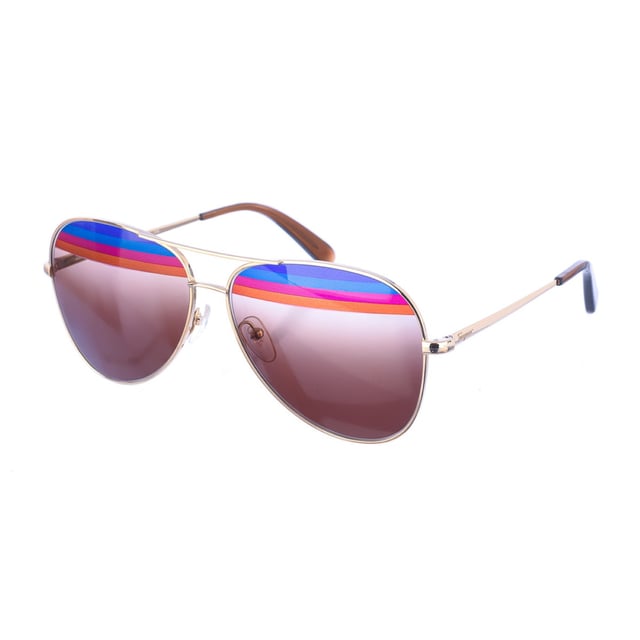 Gafas de sol con montura metálica.
Color Dorado.
Forma ovalada, estilo aviador.
Lentes de color Marrón Oscuro.
Detalle de franjas multicolor en la parte superior de la lente.
Patillas metálicas a tono, con el nombre de la firma grabado, y acabadas en acetato.
100% Protección UV.
Cristales antirreflejo.

Medidas  Medidas  Alto lente: 52 mm. Ancho lente: 60 mm. Puente: 13 mm. Patillas: 140 mm..

Limpiar las gafas con agua y jabón.
- No utilice paños sucios o abrasivos, que puedan alterar las características de los filtros.
- Utilice solo accesorios y repuestos originales.

Incluye: Todos nuestros productos se envían en el interior de su estuche original.