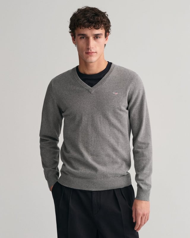 Crafted in cotton and cut in a regular fit, this V-neck sweater features a GANT shield graphic embroidered at the chest. Perfect for layering, wear it over a dress shirt with tailored pants and an elevated boat shoe for a quintessential preppy look.
Regular fit  Rib endings at hem and sleeve cuffs  V-neck  GANT graphic embroidered at chest
 
Cotton 100%
 
8030562
 