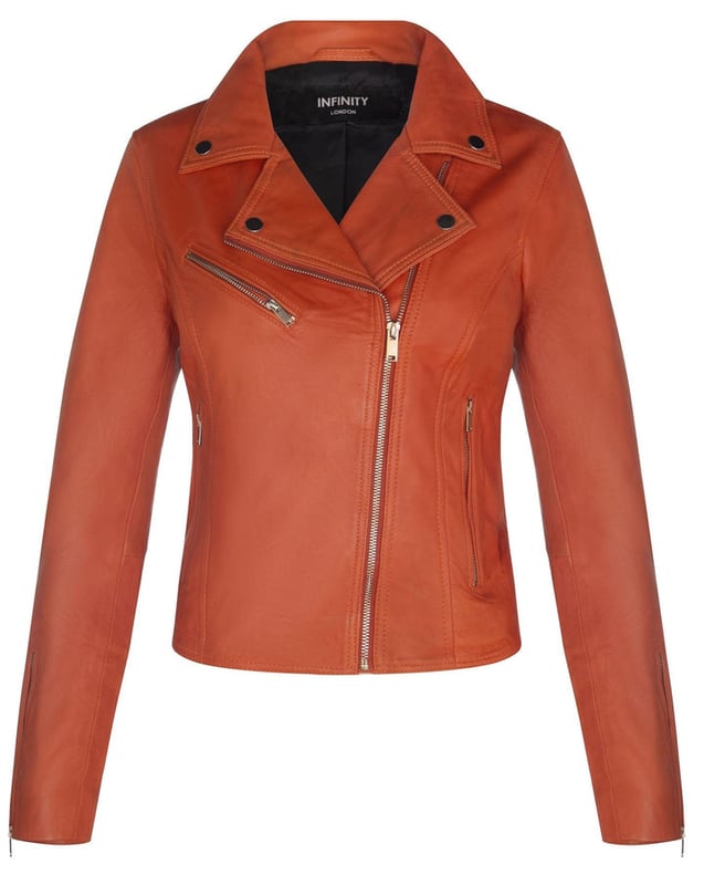 Mejora tu estilo con nuestra chaqueta más vendida atemporal, famosa por su diseño minimalista que nunca pasa de moda. He aquí por qué es imprescindible: Minimalismo icónico: la duradera popularidad de esta chaqueta se debe a su elegancia discreta. Su parte delantera presenta solo tres bolsillos sutiles, cada uno adornado con cremalleras de metal pulido a mano, creando un aspecto minimalista y elegante sin esfuerzo. Estilo Brando clásico: emulando la icónica chaqueta Marlon Brando de la década de 1950, cuenta con un diseño cruzado con una solapa ancha con muescas y una cremallera YKK descentrada, rindiendo homenaje al ícono de la moda atemporal. Variedad de colores: elige entre una gama de combinaciones de colores que se adapten a tus preferencias, ya sea que optes por tonos atrevidos como amarillo, rojo y verde, o tonos clásicos como negro, tostado y castaño. Material de primera calidad: confeccionada con cuero napa ultra suave 100% premium, esta chaqueta ofrece lujo y comodidad. Ajuste entallado: diseñada con un corte ajustado y un largo más corto, complementa la forma de tu cuerpo y brinda una silueta moderna y favorecedora. Esta chaqueta, que cuenta con tres bolsillos exteriores con cierre y puños con cierre, combina practicidad con un estilo duradero, lo que la convierte en una incorporación versátil a tu guardarropa.