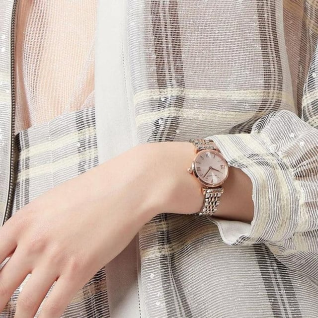 Sku: AR11223Case Size: 28 mmMovement: Quartz Two-HandStrap Material: Stainless SteelStrap Colour: Two ToneCase Water Resistance: 3 ATMCase Material: Stainless SteelCase Colour: Rose GoldDial Colour: PinkStrap Width: 12 mmClosure: Bracelet Butterfly DeployantStrap Inner Circumference: 175 +/- 5 mmCrystal Type: MineralBattery Type: SR616SW