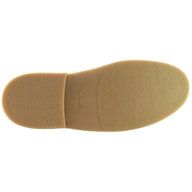 Las botas Clarks Desert para mujer en color marrón son una opción clásica y versátil para las mujeres que aprecian el estilo atemporal, la comodidad y la calidad. Clarks es famosa por su compromiso con la fabricación de calzado cómodo y bien hecho, y las botas Desert son una de sus creaciones icónicas. Aquí tienes una descripción de las principales características:

 Parte superior de ante o piel:  Las botas Desert se fabrican normalmente con una parte superior de ante o cuero de primera calidad, que proporciona tanto calidad como un aspecto elegante. Puedes elegir entre ante y piel en función de tu estilo personal y tus preferencias.

 Estilo de bota chukka:  Las botas Desert presentan un estilo de bota chukka, caracterizado por su corte a la altura del tobillo y su diseño sencillo y sin adornos. Este diseño añade un toque de elegancia y versatilidad a las botas, haciéndolas adecuadas para diversas ocasiones.

 Cierre de cordones: estas botas suelen tener un cierre de cordones, que permite un ajuste seguro y regulable. Los cordones añaden un aspecto clásico y versátil a la vez que garantizan un ajuste personalizado.

 Suela de crepé: Las botas vienen con una suela de crepé, conocida por su comodidad y amortiguación. Proporciona una excelente absorción de impactos y reduce la fatiga, haciéndolas cómodas para un uso prolongado.