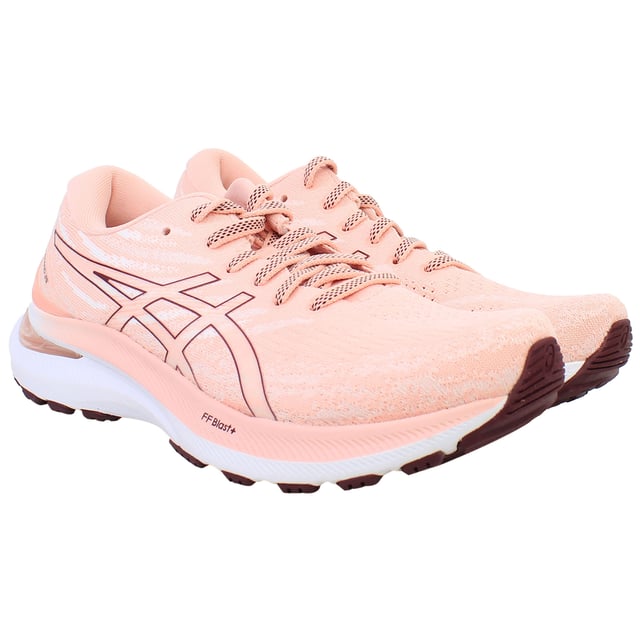 Die Asics Gel-Kayano 29 Damen-Laufschuhe in Pink sind ideal für Läuferinnen, die Wert auf ultimative Stabilität, Komfort und einen modischen Auftritt legen. Entwickelt für Überpronierer, bieten diese Schuhe optimale Dämpfung und Halt für Langstreckenläufe oder das tägliche Training. Wichtige Eigenschaften: FLYTEFOAM BLAST™ PLUS-Dämpfung: Leichter und reaktionsfreudiger Schaumstoff bietet verbesserten Komfort und eine optimale Energierückgabe für ein sanftes, energiegeladenes Laufgefühl. GEL®-Technologie-Dämpfung: Strategisch im Rückfußbereich platziert, um Stöße zu absorbieren und den Aufprall zu reduzieren, wodurch ein sanfteres Abrollen ermöglicht wird. LITETRUSS™-Technologie: Bietet verbesserte mediale Unterstützung, hilft, Überpronation vorzubeugen und die Gesamtstabilität zu verbessern. Engineered Mesh-Obermaterial: Sorgt für eine atmungsaktive, anpassungsfähige Passform und hält Ihre Füße beim Laufen kühl und komfortabel. AHAR™-Laufsohle: Abriebfestes Gummi verbessert Haltbarkeit und Bodenhaftung und verlängert die Lebensdauer des Schuhs auch bei häufigem Tragen. 3D Space Construction™: Auf die weibliche Biomechanik zugeschnitten, verbessert die Kompression und wertet das Lauferlebnis insgesamt auf. Umweltfreundliche Materialien: Hergestellt aus recycelten Materialien für nachhaltige Herstellungsverfahren. Reflektierende Akzente: Verbessern die Sichtbarkeit bei schlechten Lichtverhältnissen und sorgen so für mehr Sicherheit beim Laufen am frühen Morgen oder Abend. Die rosafarbenen Laufschuhe Asics Gel-Kayano 29 für Damen bieten die perfekte Kombination aus Stil, Halt und Komfort und sind daher ideal für Läuferinnen, die einen Hochleistungsschuh mit einem Hauch von Eleganz suchen.