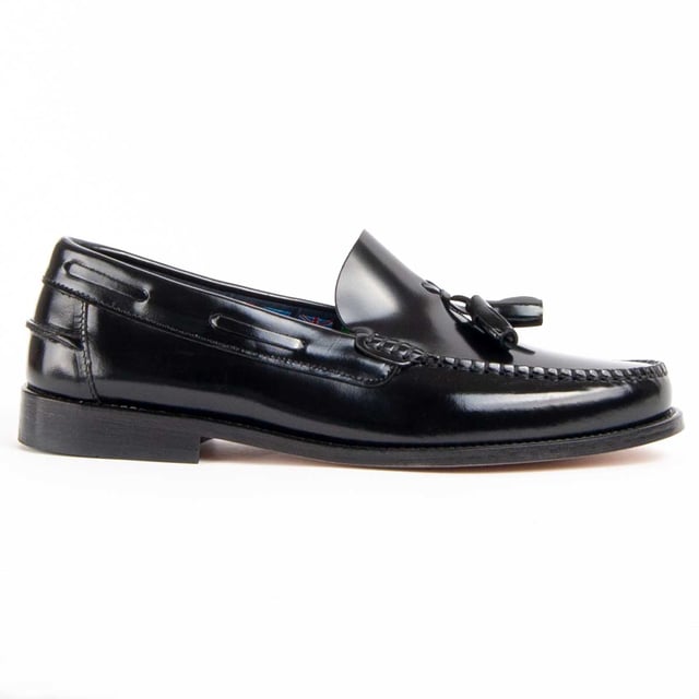 Garantía Purapiel, 10 años de garantía. Mocasín clásico para hombre. Fabricado en cuero 100% natural libre de Cromo VI. Materiales de máxima calidad. Suela cosida de cuero. Fabricado por otras marca para nuestra marca.