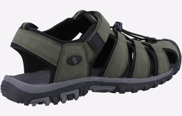 Heren zomerse wandelsandaal van Cotswold, Furze, is gemaakt van lichtgewicht gerecycled bovenwerk. Het heeft een trekkoordsluiting voor een veilige pasvorm en sportieve uitstraling. - Textiel / synthetisch bovenwerk - Robuuste 360-grip zool voor superieure grip - Gemaakt van lichtgewicht gerecycled bovenwerk - Trekkoordsluiting voor een veilige pasvorm - Sportieve robuuste 360-grip zool voor superieure grip