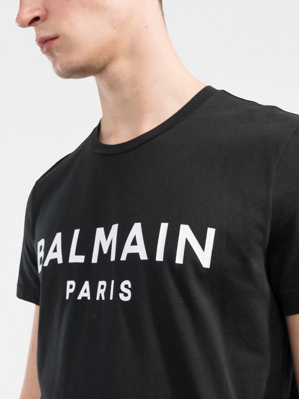 Presented in a black colourway with a cotton construction, Balmain's round-neck T-shirt boasts a contrasting logo print at the chest for a recognisable look.



black/white
cotton
logo print to the front
round neck
short sleeves
straight hem