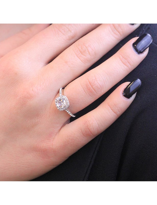 Framgång garanteras för vår Cushy-ring och dess österrikiska kristaller av hög kvalitet. Den eleganta designen har en glittrande finish och är perfekt för att försköna din stil och ge en skimrande touch av glamour till din look.