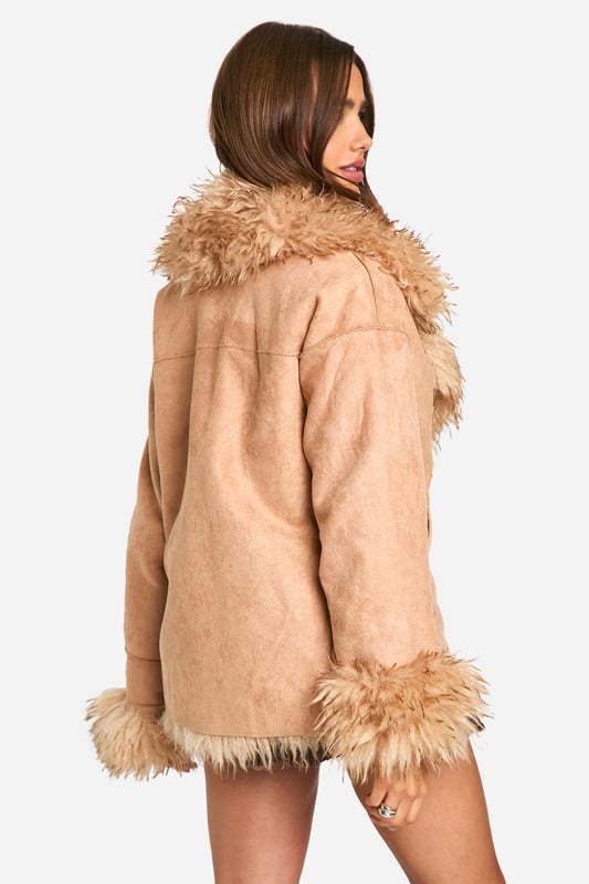 Wrap up in the latest coats and jackets and get out-there with your outerwearBreathe life into your new season layering with the latest coats and jackets from boohoo. Supersize your silhouette in a padded jacket, stick to sporty styling with a bomber, or protect yourself from the elements in a plastic raincoat. For a more luxe layering piece, faux fur coats come in fondant shades and longline duster coats give your look an androgynous edge.