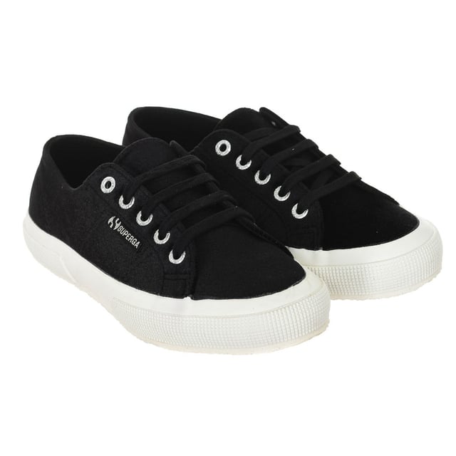 Zapatillas deportivas.
Puntera redonda.
Cierre de cordones en frontal.
Suela de goma personalizada por la marca.
Acabadas en terciopelo.
Costuras vistas a tono.

Superga debe su reputación a sus famosas zapatillas de tenis en tela. Utilizadas en su origen en las competiciones de tenis, muy pronto fueron adoptadas en todos los vestuarios. Cómodas y ligeras, estas zapatillas de tenis intemporales han pasado de una generación a otra sin problemas. La colección Superga ha ido creciendo y actualmente va dirigida tanto a mujeres como a hombres y niños.
 Medidas: Plataforma: 3cm
 Composición: Exterior: Sintético; Interior: Textil; Suela: Sintético.
 Cuidados:
Limpiar con un paño húmedo.